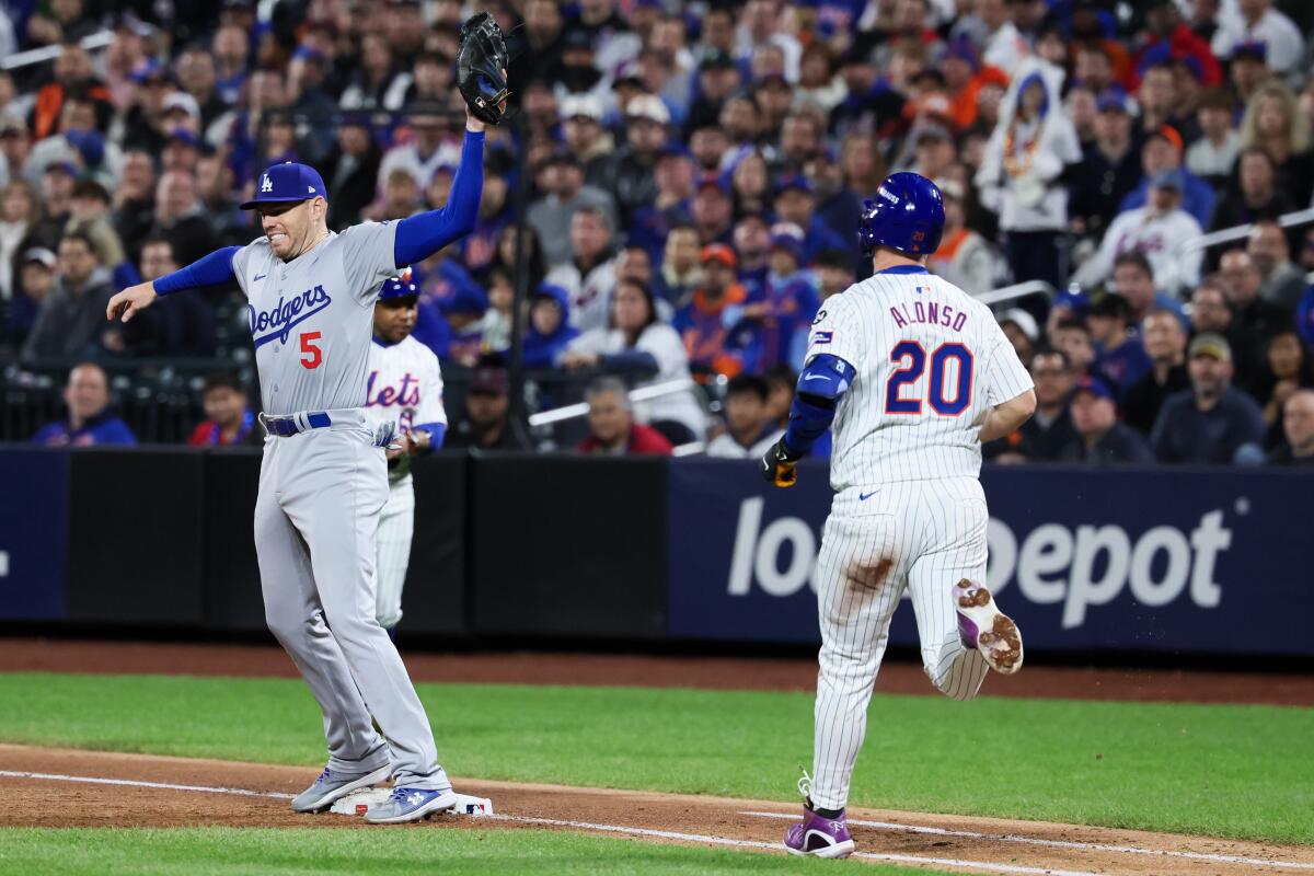 Freddie Freeman stretches to force out New York's Pete Alonso out at first base during the fifth inning Friday.