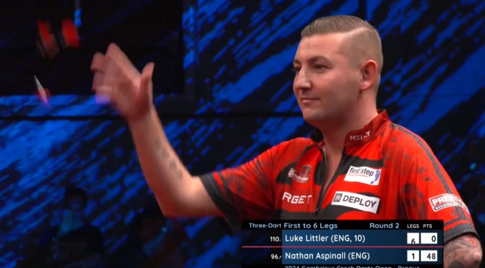 Aspinall congratulates Littler who broke a tournament record