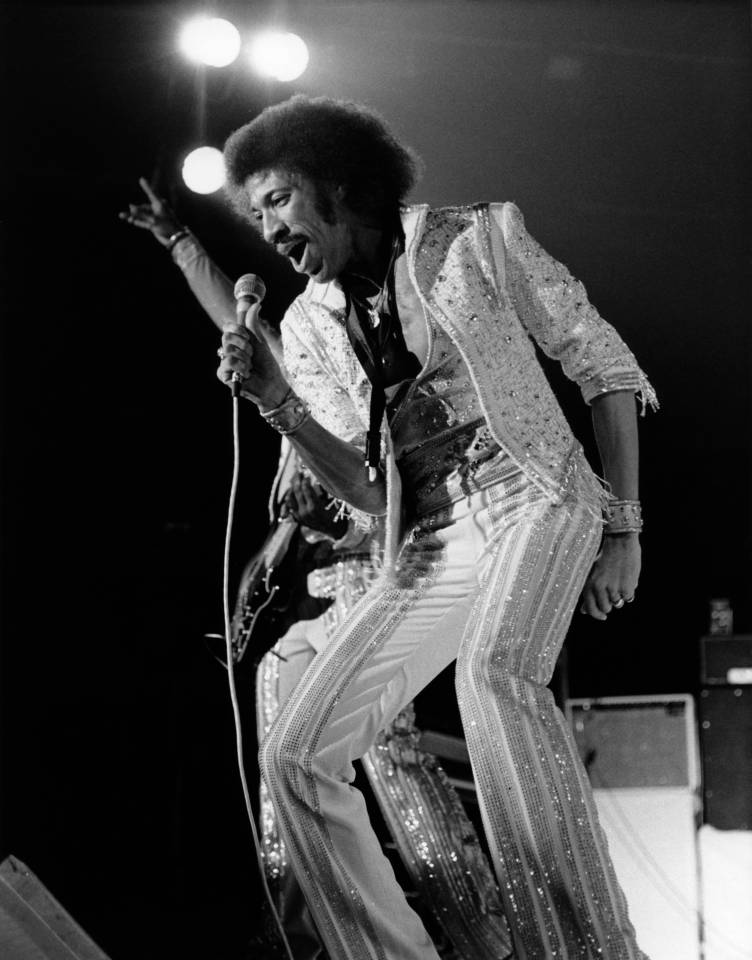 Lionel singing with The Commodores in the Seventies