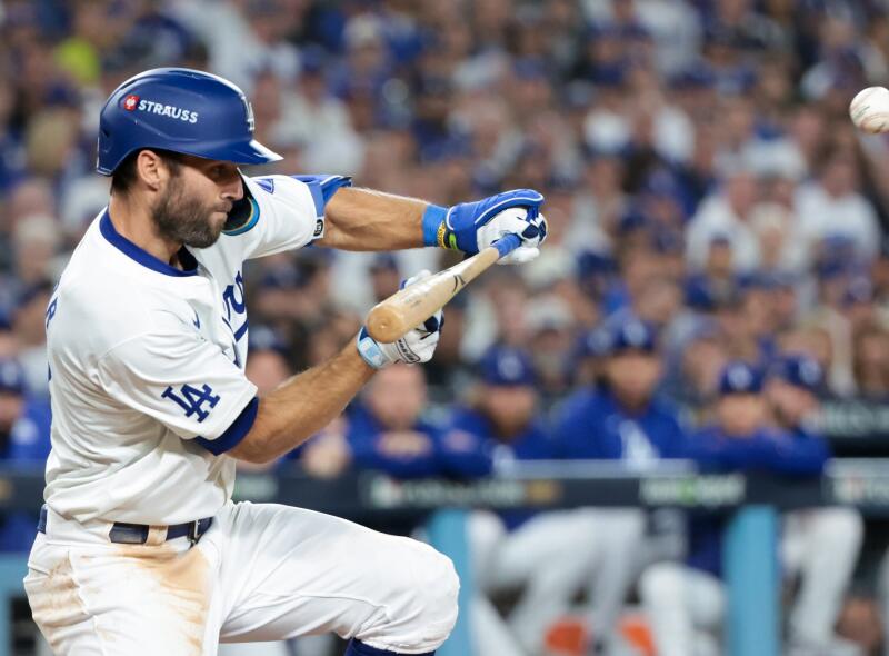 Chris Taylor puts down a sacrifice bunt during the sixth inning of NLCS Game 6 for Dodgers vs. Mets.