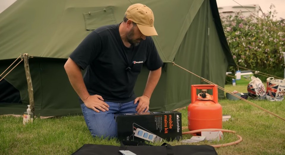 Simon set up his equipment, including a gas cannister and picnic table, in the video