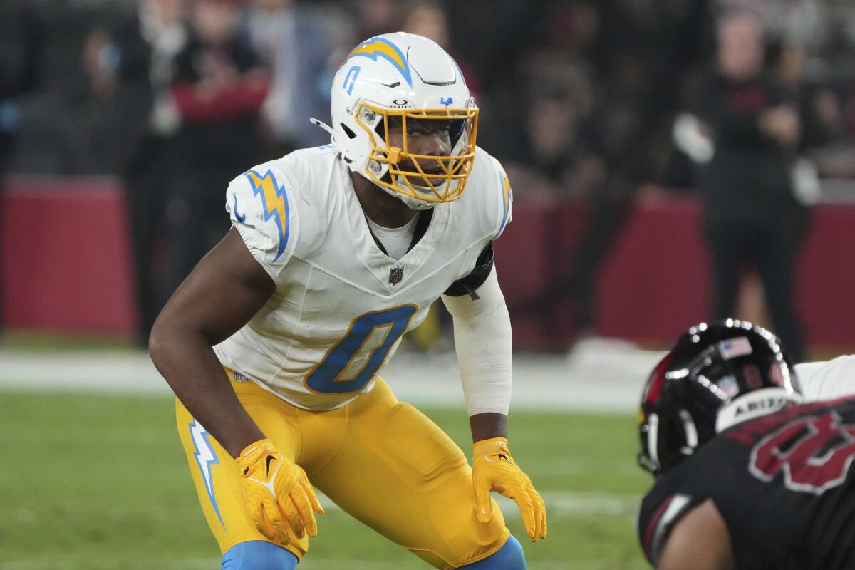  Chargers linebacker Daiyan Henley (0) lines up against the Arizona Cardinals.