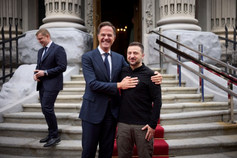 Volodymyr Zelenksyy welcoming Mark Rutte to Kyiv, Thet are smiling