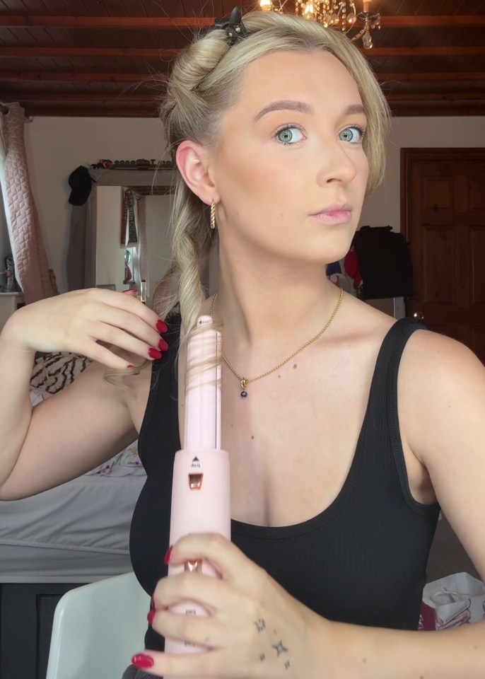 Content creator Jessie Kenniford shared a tutorial of her using a Dyson Airwrap dupe