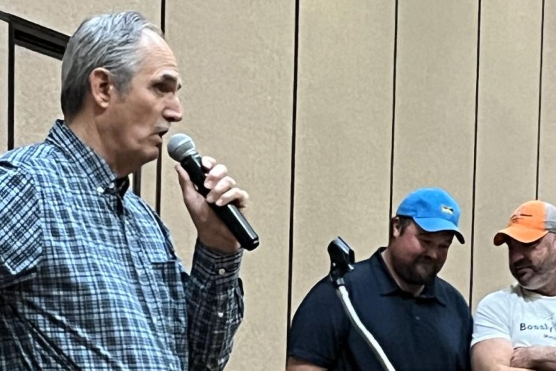 Ed Fischbach, a landowner from Spink County, SD, and member of the South Dakota Easement Team, speaks out against RL 21 during a landowner meeting in Aberdeen, SD, in July. Photo courtesy of Ed Fischbach