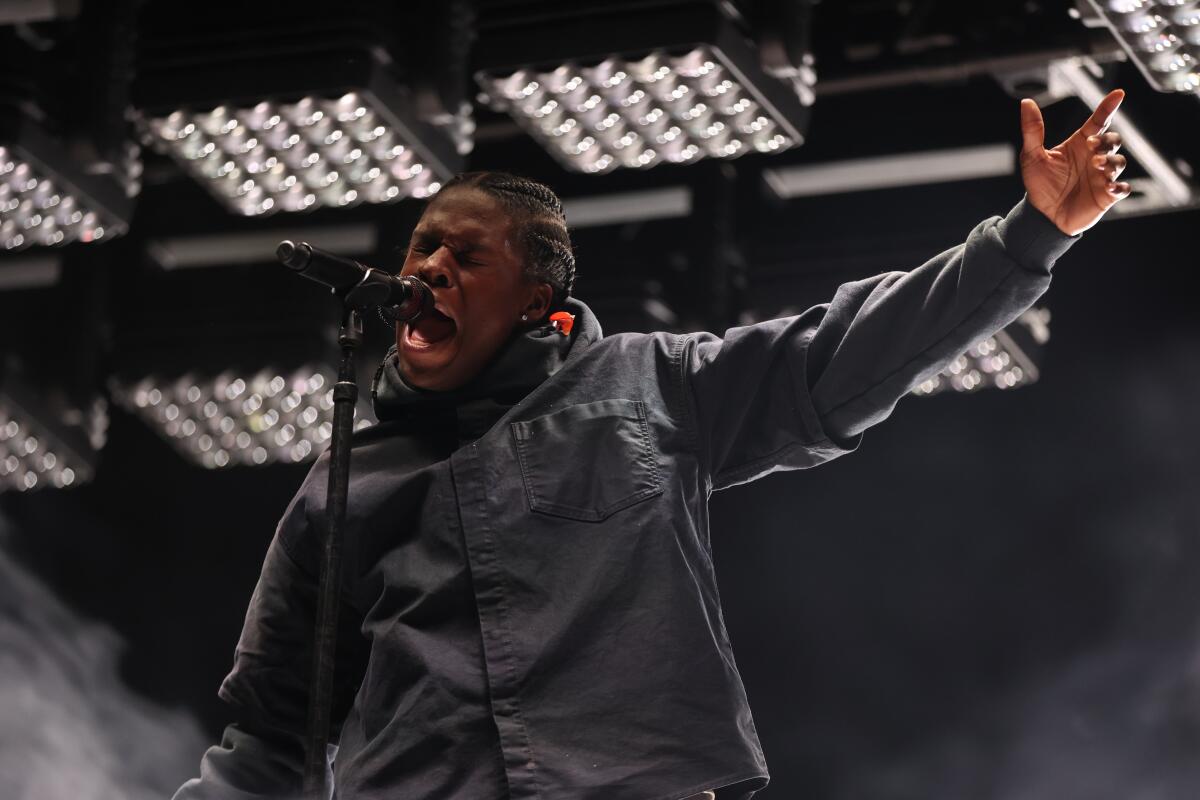 Daniel Caesar on stage in all black at Flog Gnaw