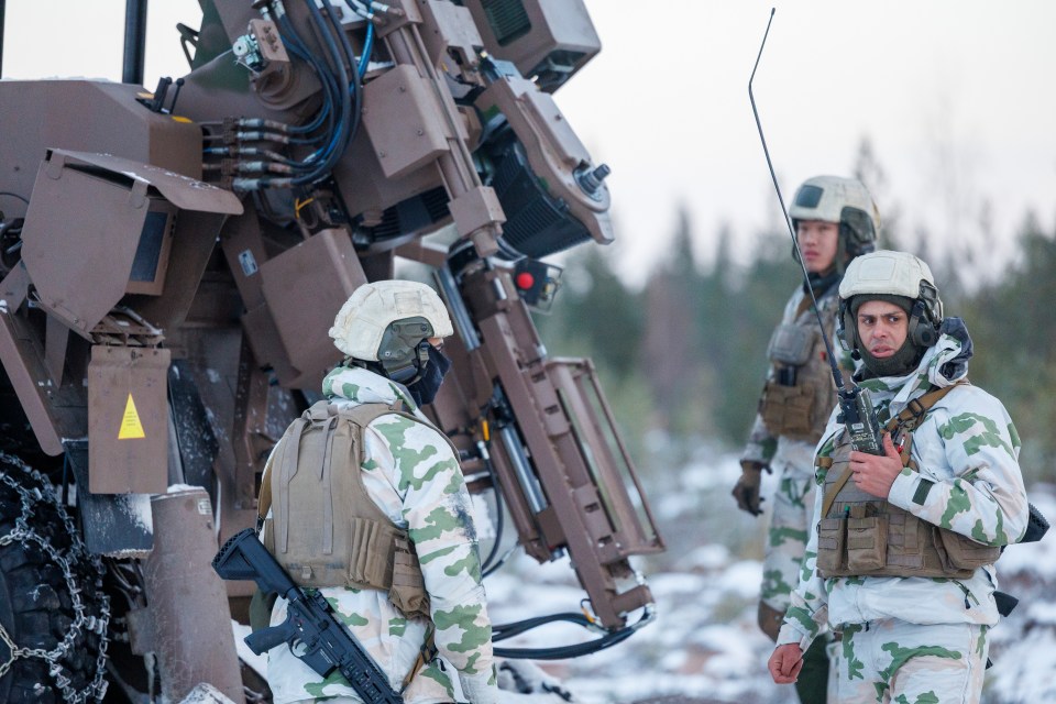 French soldiers with the Caesar howitzer