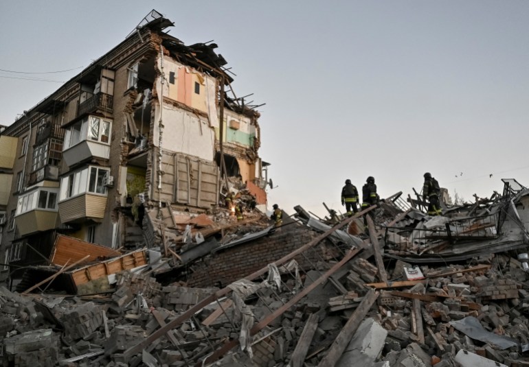 Rescuers work at a site of an apartment building hit by a Russian air strike, amid Russia's attack on Ukraine, in Zaporizhzhia, Ukraine November 7, 2024. REUTERS/Stringer