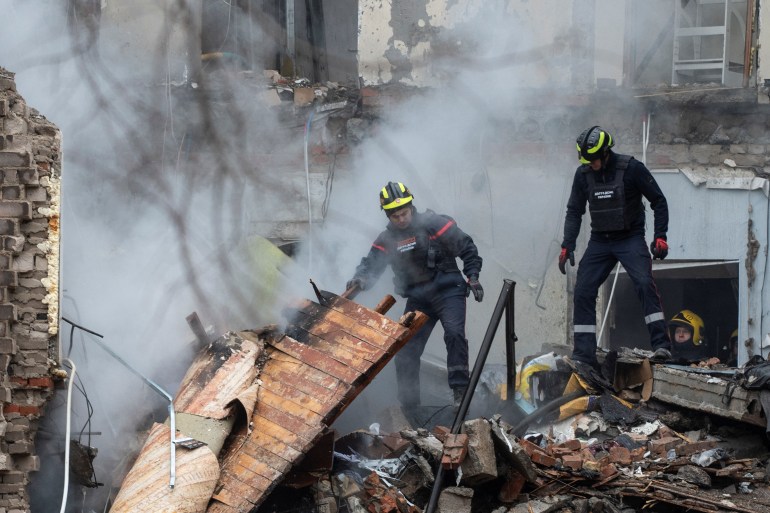 Rescuers work at the site of an apartment building hit by a Russian missile strike, amid Russia's attack on Ukraine, in Kryvyi Rih, Dnipropetrovsk region, Ukraine November 11, 2024. REUTERS/Danylo Antoniuk