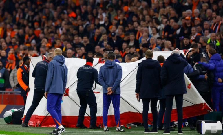 Soccer Football - Nations League - Group Stage - Netherlands v Hungary - Johan Cruyff Arena, Amsterdam, Netherlands - November 16, 2024 Stewards provide a cover as play is suspended due to a medical emergency REUTERS/Piroschka Van De Wouw