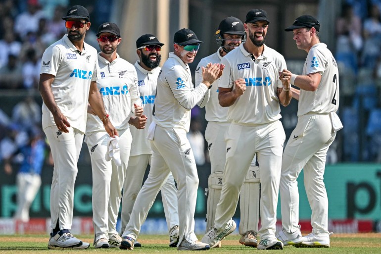 New Zealand's captain Tom Latham (C) celebrates with teammates after the dismissal of India's Yashasvi Jaiswal during the third day of the third and final Test cricket match between India and New Zealand at the Wankhede Stadium in Mumbai on November 3, 2024. (Photo by INDRANIL MUKHERJEE / AFP) / -- IMAGE RESTRICTED TO EDITORIAL USE - STRICTLY NO COMMERCIAL USE --