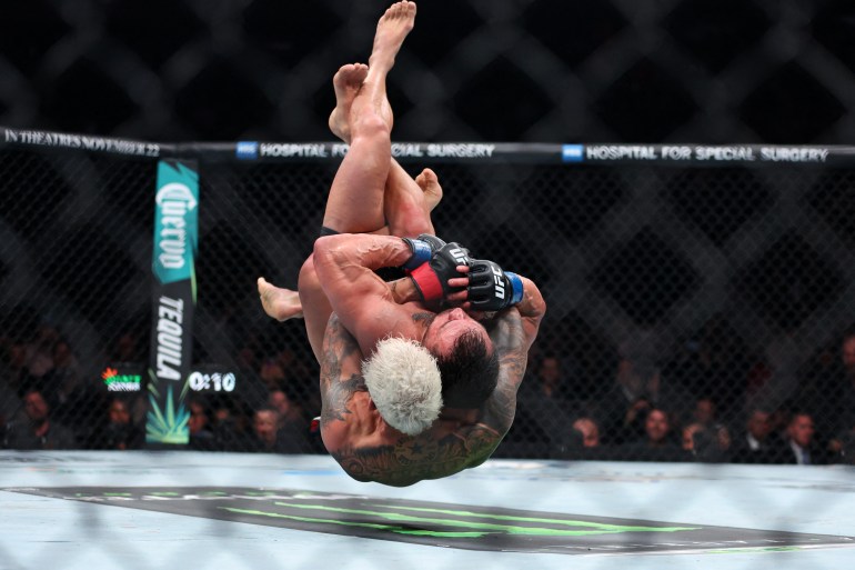 NEW YORK, NEW YORK - NOVEMBER 16: (L-R) Charles Oliveira of Brazil and Michael Chandler of the United States of America grapple on the ground in a lightweight fight during the UFC 309 event at Madison Square Garden on November 16, 2024 in New York City.   Sarah Stier/Getty Images/AFP (Photo by Sarah Stier / GETTY IMAGES NORTH AMERICA / Getty Images via AFP)