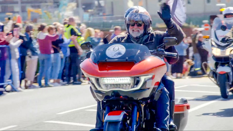 Si King riding on Dave Day