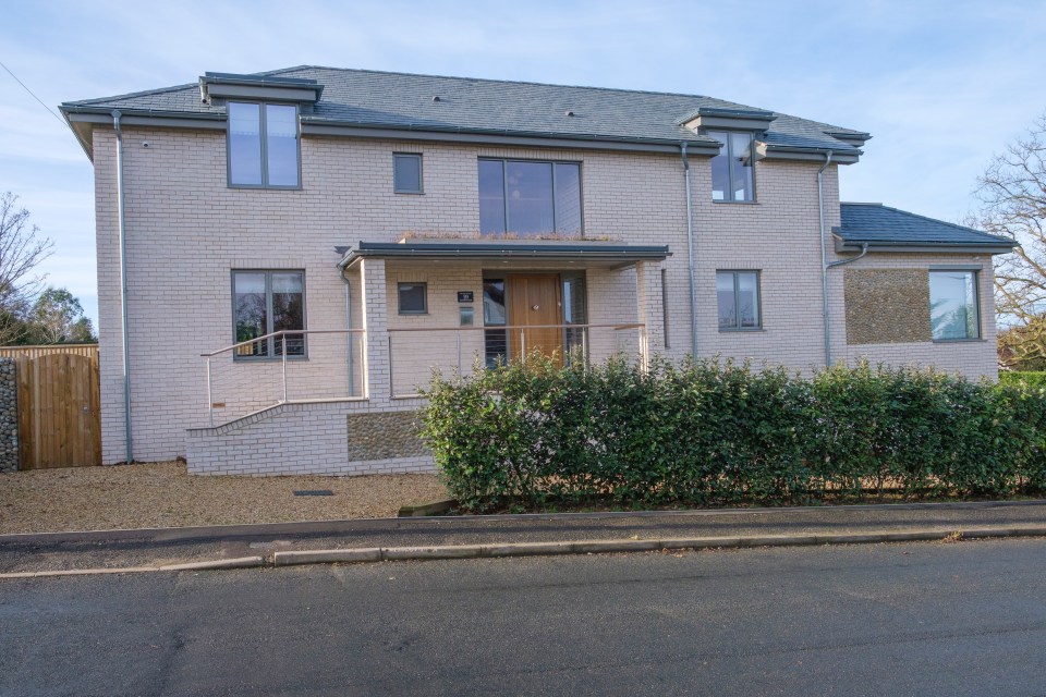 The property replaces a chalet bungalow which was used as a guest house