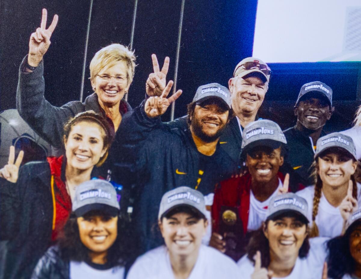 A framed photo shows a group of people, some doing the V-sign with their hands.