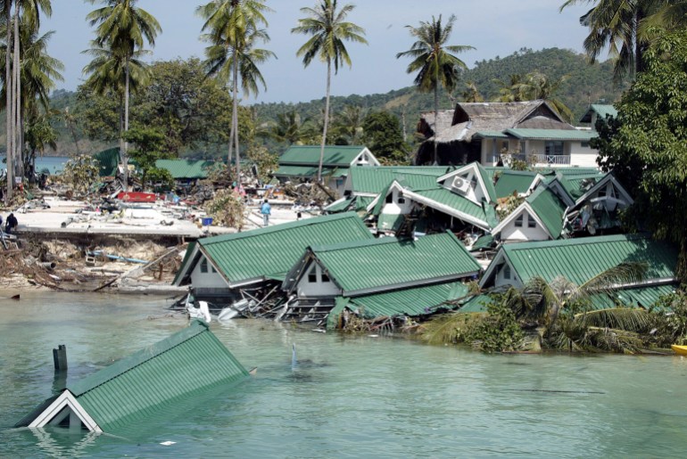 Submerged building near the pier at Ton Sai Bay in Thailand's Phi Phi island, December 28, 2004 after a tsunami hit the area. Nations bordering the Indian Ocean from Indonesia to Sri Lanka clawed through the wreckage of a devastating quake-triggered tsunami for bodies to bury on Tuesday as fears grew the toll would far exceed the 50,000 now reported killed. REUTERS/Luis Enrique Ascui LA/ABP BEST QUALITY AVAILABLE