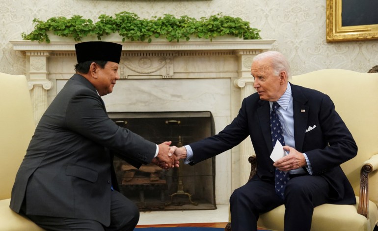 U.S. President Joe Biden meets with Indonesian President Prabowo Subianto in the Oval Office of the White House in Washington, U.S., November 12, 2024. REUTERS/Kevin Lamarque