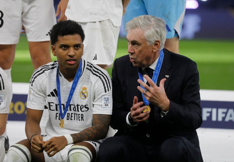 Soccer Football - Intercontinental Cup - Final - Real Madrid v Pachuca - Lusail Stadium, Lusail, Qatar - December 18, 2024 Real Madrid coach Carlo Ancelotti talks to Rodrygo after winning the Intercontinental Cup REUTERS/Ibraheem Abu Mustafa