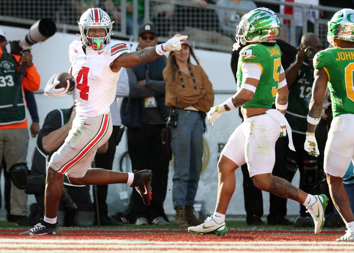 Pasadena, California January 1, 2025-Ohio St. receiver Jeremiah Smith points to Oregon safety Kobe Savage.