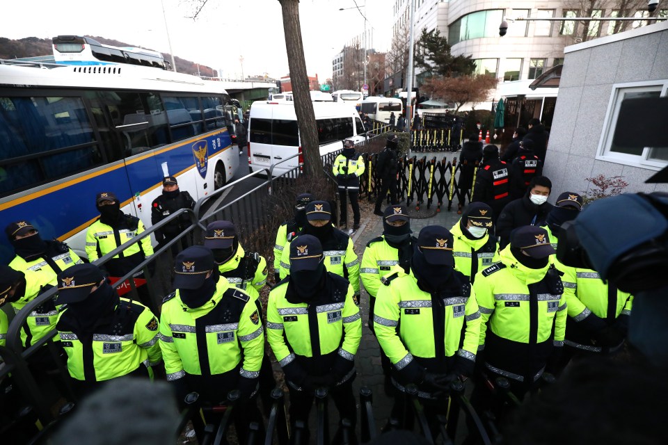 Police officers in front of Yoon's presidential residence