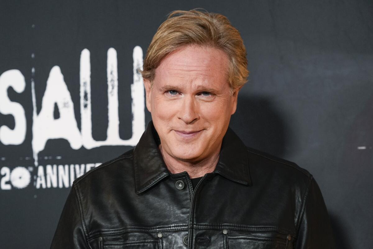 Actor Cary Elwes smiles at a premiere