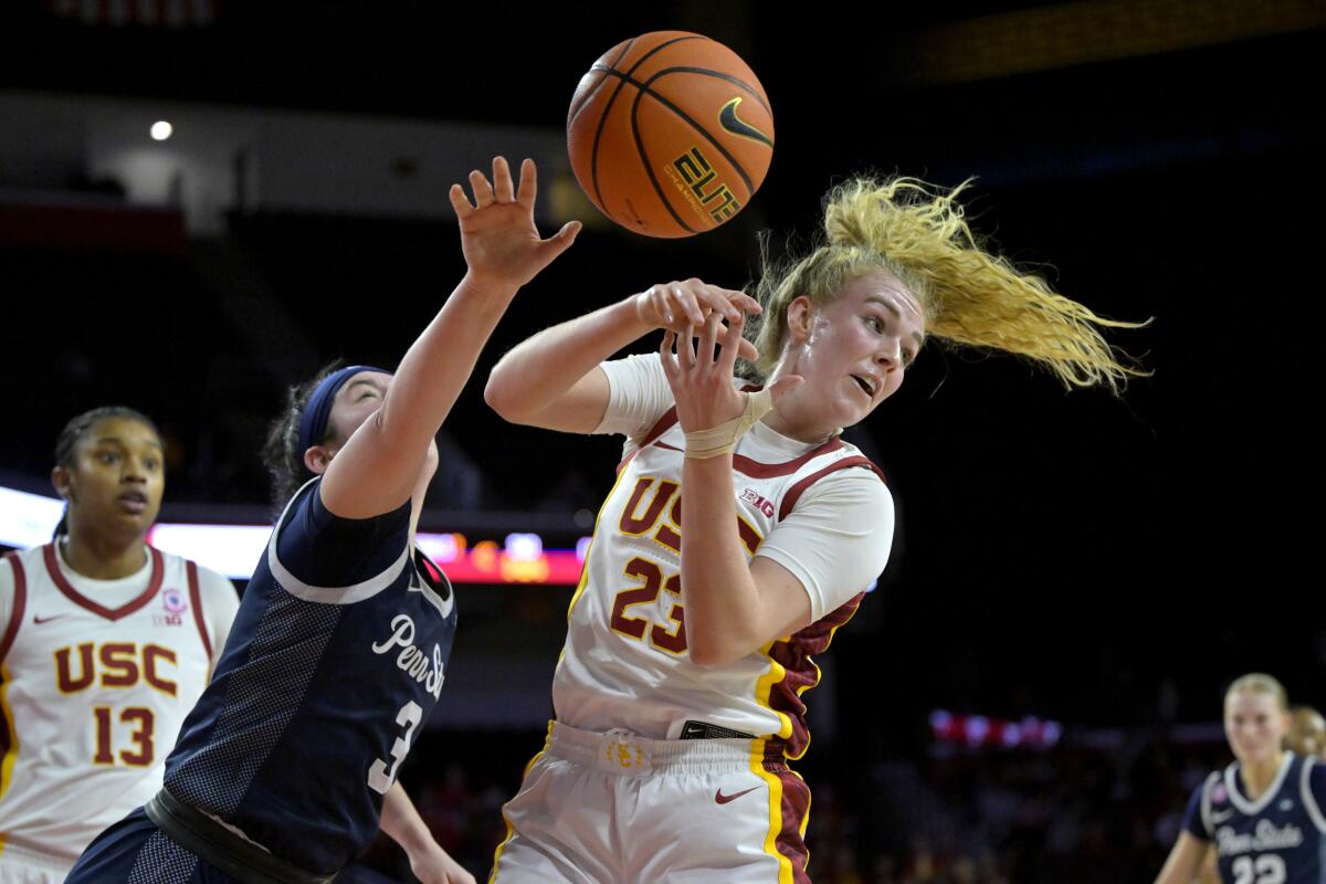 Penn State guard Moriah Murray and USC guard Avery Howell battle for a rebound in the first half Sunday.