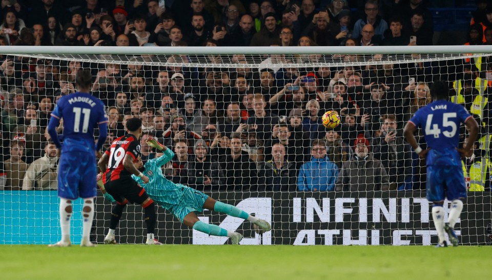 Justin Kluivert scoring a penalty kick.