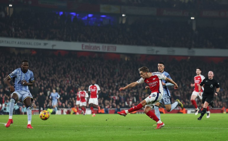 Soccer Football - Premier League - Arsenal v Tottenham Hotspur - Emirates Stadium, London, Britain - January 15, 2025 Arsenal's Leandro Trossard scores their second goal Action Images via Reuters/Paul Childs EDITORIAL USE ONLY. NO USE WITH UNAUTHORIZED AUDIO, VIDEO, DATA, FIXTURE LISTS, CLUB/LEAGUE LOGOS OR 'LIVE' SERVICES. ONLINE IN-MATCH USE LIMITED TO 120 IMAGES, NO VIDEO EMULATION. NO USE IN BETTING, GAMES OR SINGLE CLUB/LEAGUE/PLAYER PUBLICATIONS. PLEASE CONTACT YOUR ACCOUNT REPRESENTATIVE FOR FURTHER DETAILS..