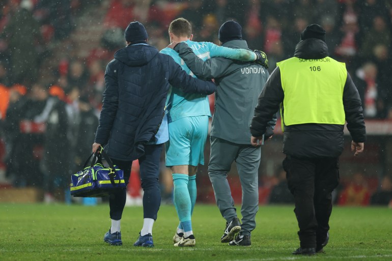 BERLIN, GERMANY - DECEMBER 14: Patrick Drewes of VfL Bochum makes his way off of the pitch after suffering an injury during the Bundesliga match between 1. FC Union Berlin and VfL Bochum 1848 at Stadion An der Alten Foersterei on December 14, 2024 in Berlin, Germany. (Photo by Maja Hitij/Getty Images)