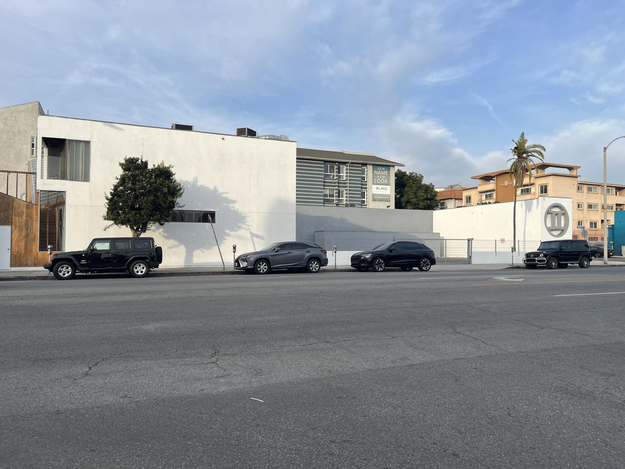 The front of the building that houses the Gemini G.E.L. fine art printing studio.