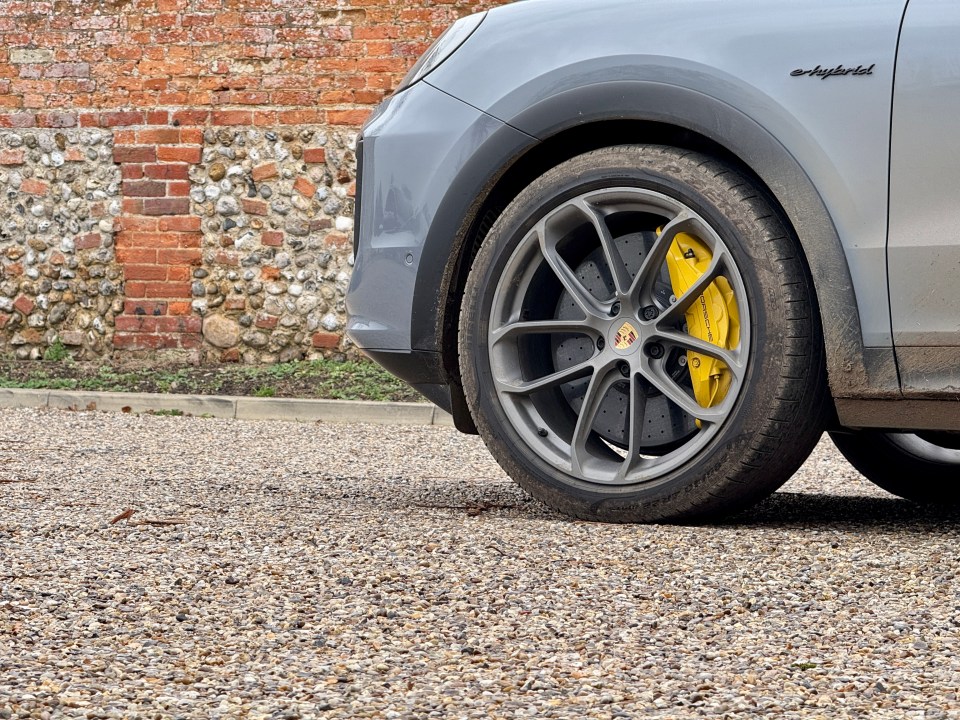 Close-up of a gray Porsche Cayenne e-hybrid's wheel and tire.