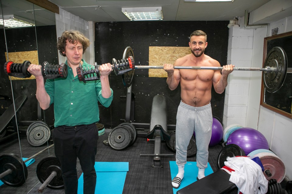 Two men weightlifting in a gym.