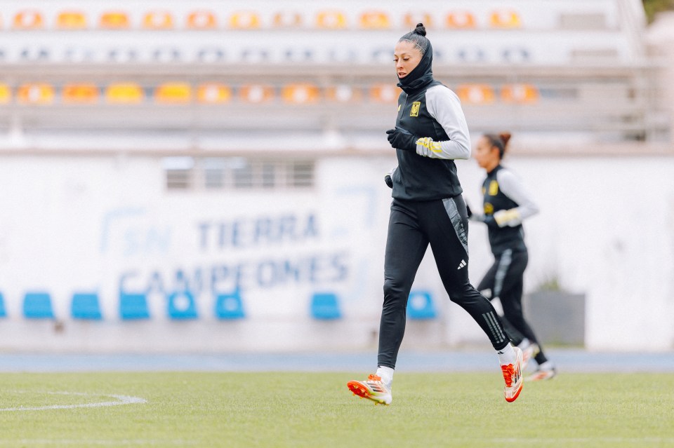 Jenni Hermoso jogging during soccer practice.