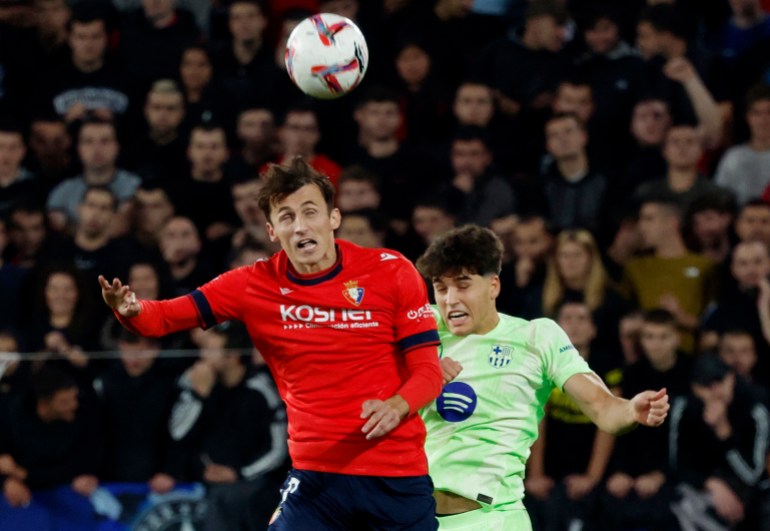 Soccer Football - LaLiga - Osasuna v FC Barcelona - El Sadar Stadium, Pamplona, Spain - September 28, 2024 Osasuna's Ante Budimir in action with FC Barcelona's Pau Cubarsi REUTERS/Vincent West