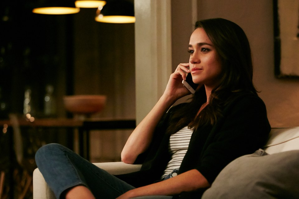 Meghan Markle as Rachel Zane on the phone.