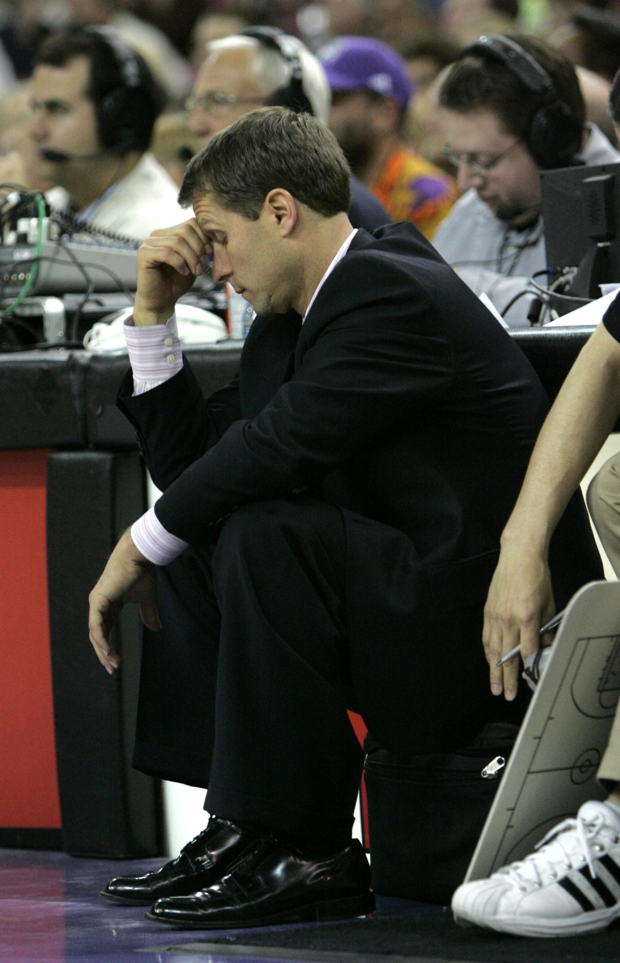 Kings coach Eric Musselman leans his head against his hand in the closing moments of the team's loss to the Lakers 