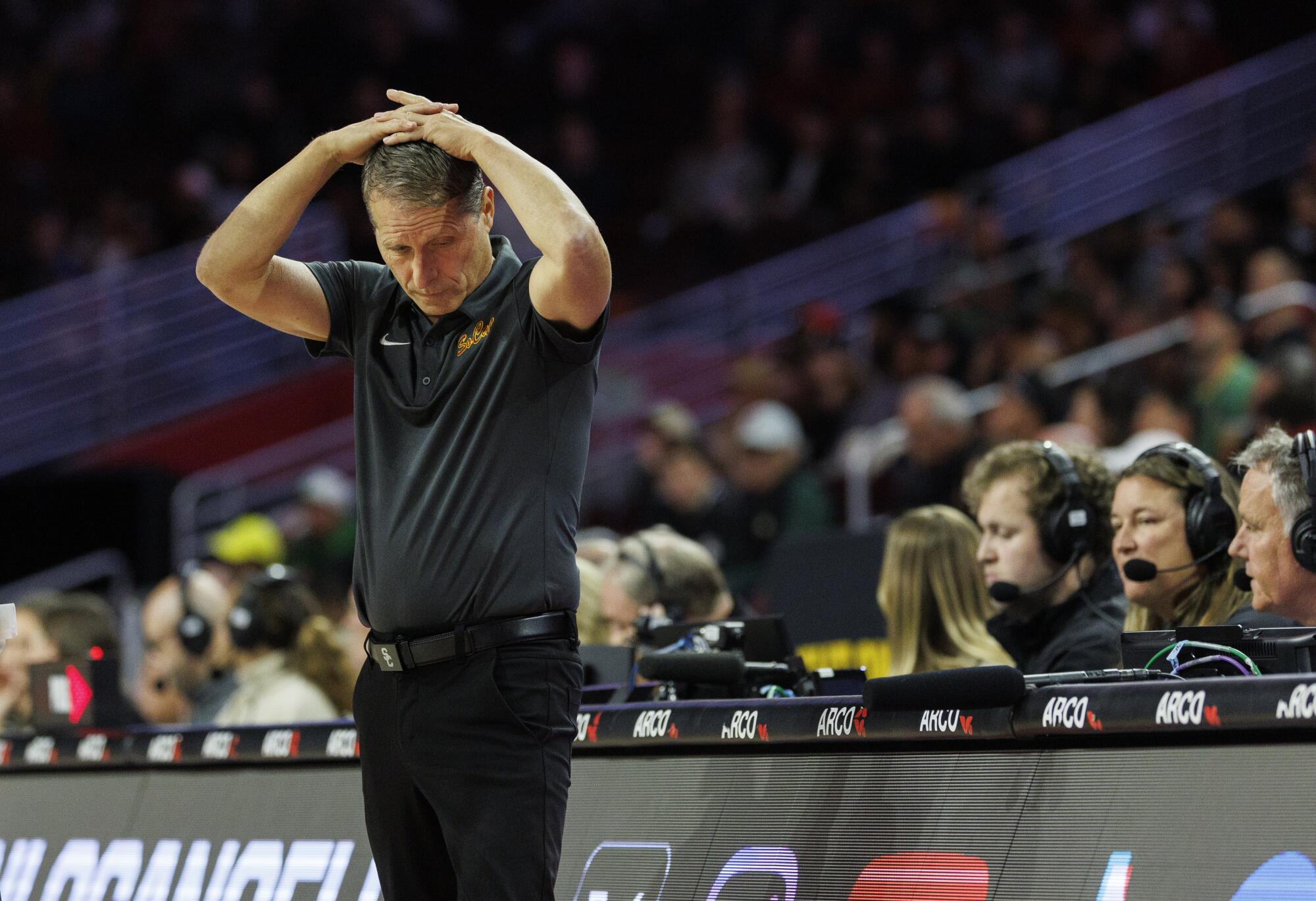 USC head coach Eric Musselman reacts in the closing moments of the Trojans' 68-60 loss to Oregon 