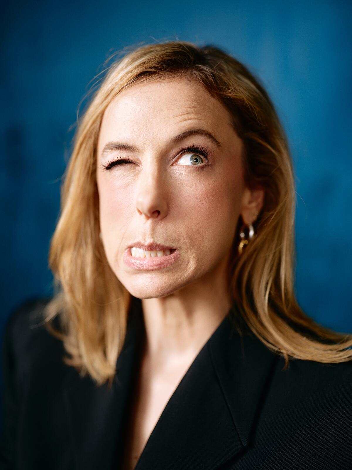 Comedian Iliza Shlesinger makes a funny face