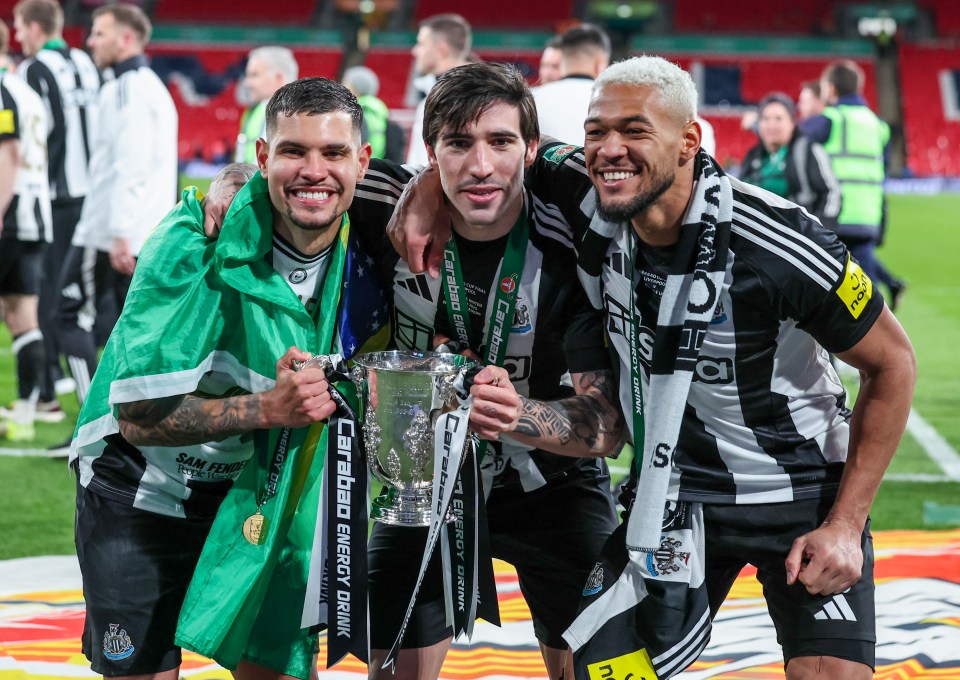 Newcastle United players celebrating with the Carabao Cup.