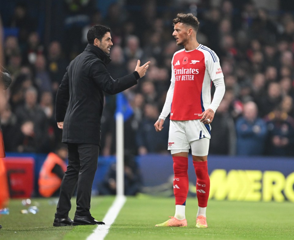 Arsenal manager Mikel Arteta speaks with Ben White on the pitch.