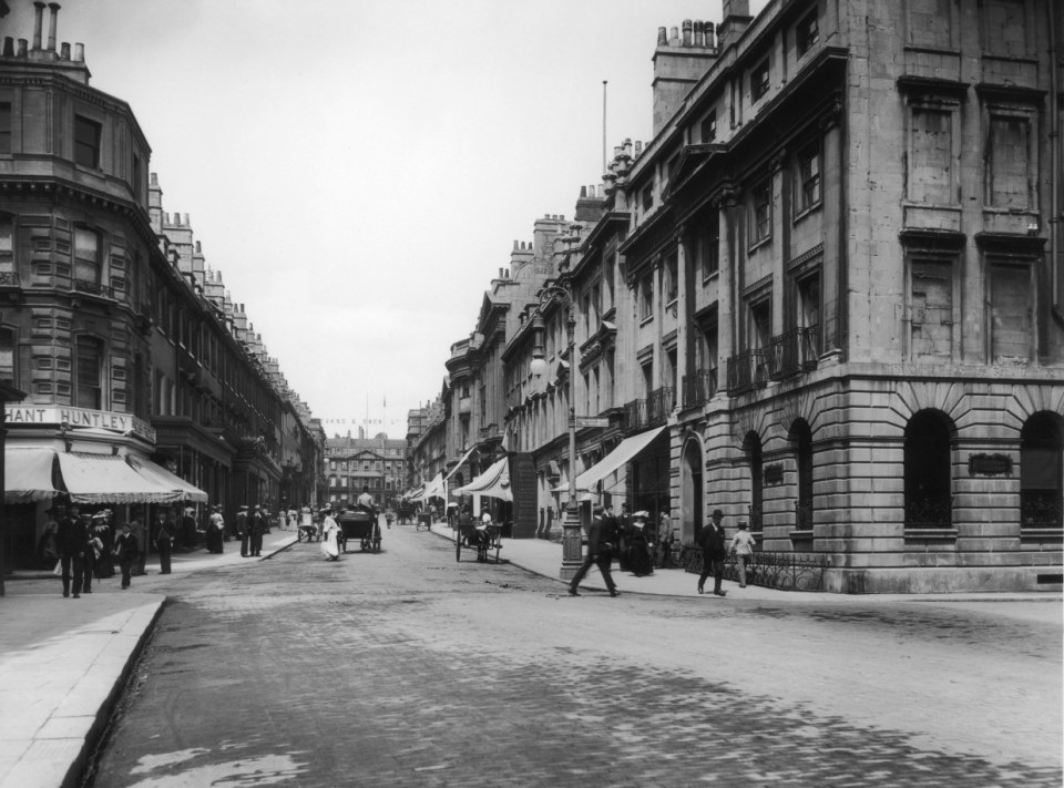 Milsom Street in Bath, England, circa 1900.