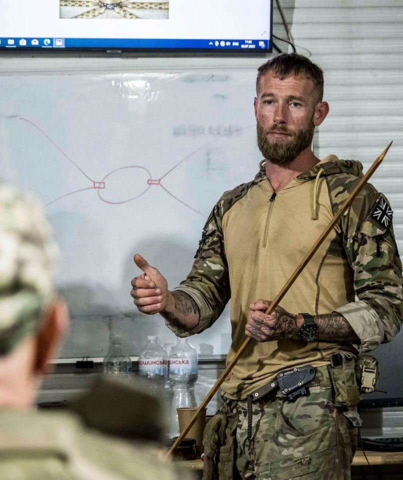 British bomb disposal expert training Ukrainian personnel.