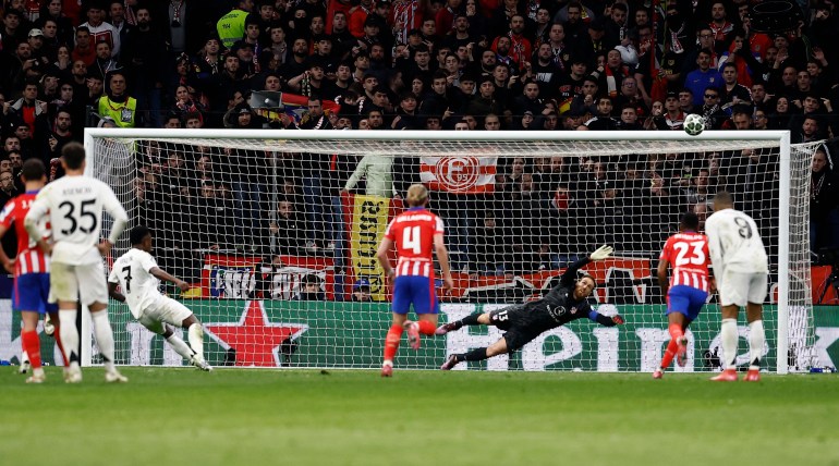 Soccer Football - Champions League - Round of 16 - Second Leg - Atletico Madrid v Real Madrid - Metropolitano, Madrid, Spain - March 12, 2025 Real Madrid's Vinicius Junior misses a penalty REUTERS/Juan Medina