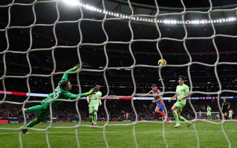 MADRID, SPAIN - MARCH 16: Julian Alvarez of Atletico de Madrid scores his team's first goal past Wojciech Szczesny of FC Barcelona during the La Liga EA Sports match between Atletico de Madrid and FC Barcelona at Riyadh Air Metropolitano on March 16, 2025 in Madrid, Spain. (Photo by Angel Martinez/Getty Images)