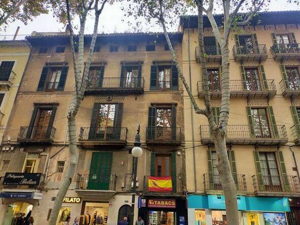 A building in Palma displaying the Spanish flag 