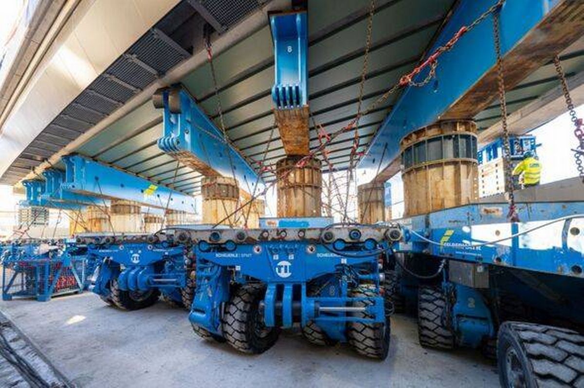 Self-propelled modular transporters