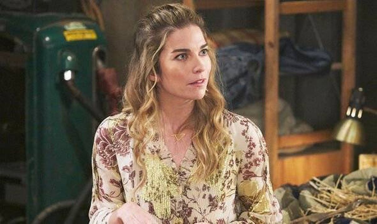 Annie Murphy as Alexis Rose