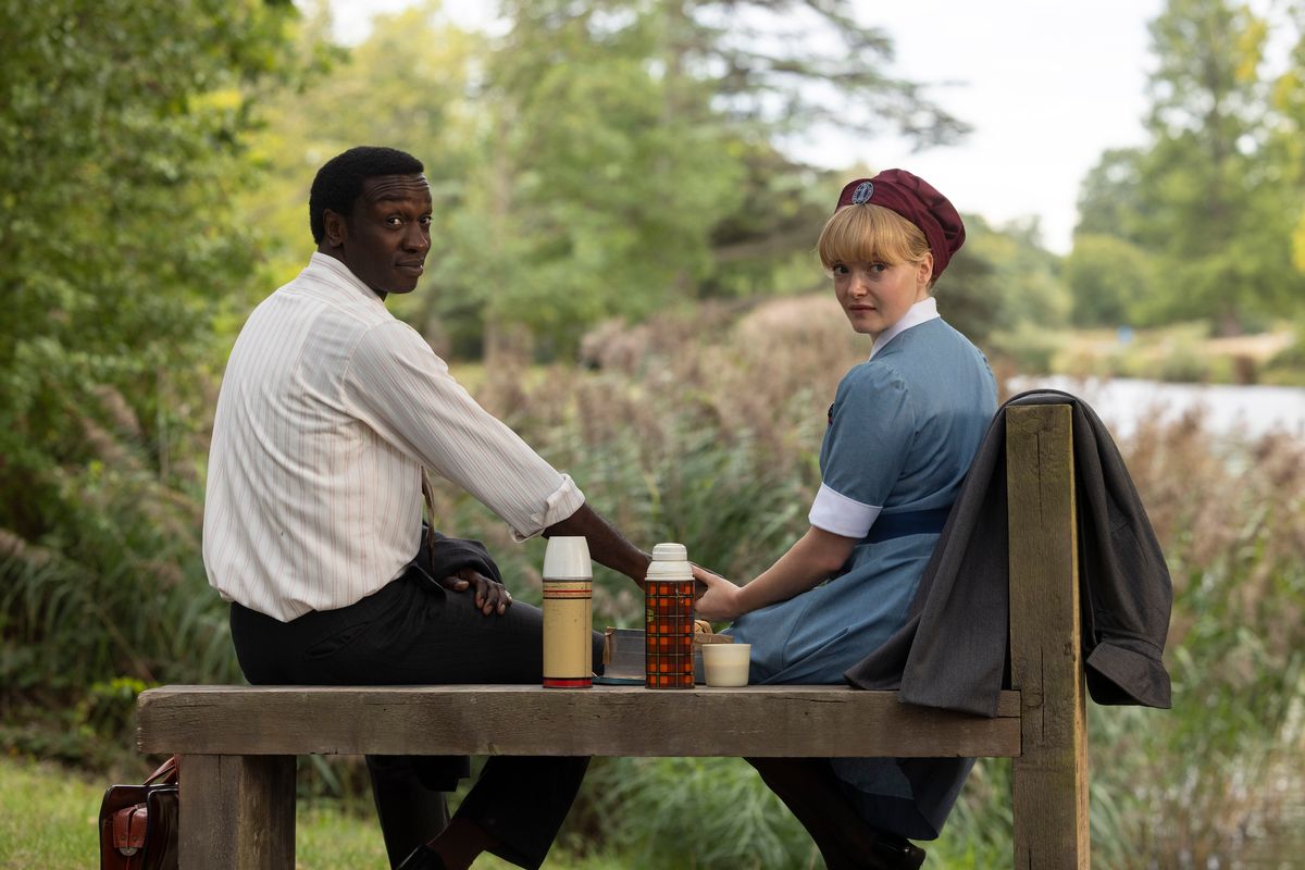 Call the Midwife's Cyril Robinson and Rosalind Clifford sit on a park bench 