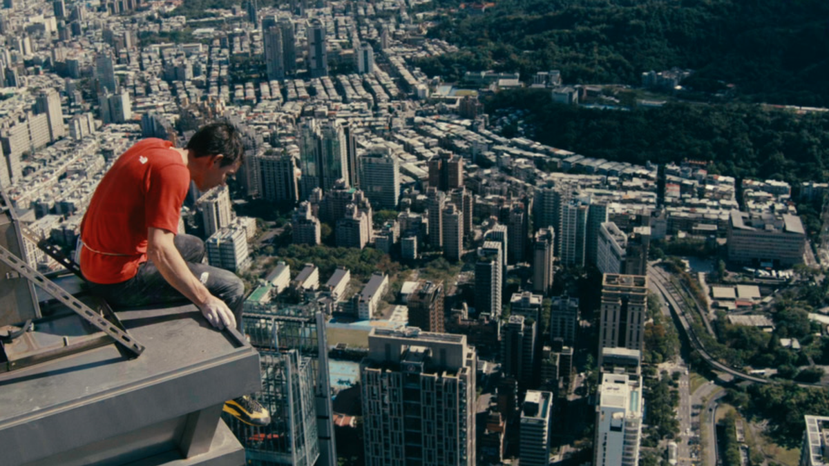 Alex Honnold climbing in Taipei, Taiwan for Skyscraper Live.