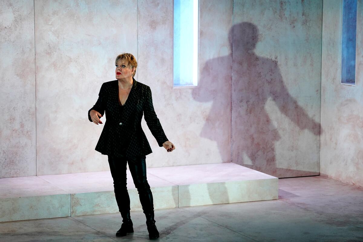 Eddie Izzard performs Shakespeare's "Hamlet" solo.